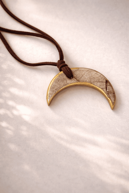 Colgante de porcelana con forma de luna