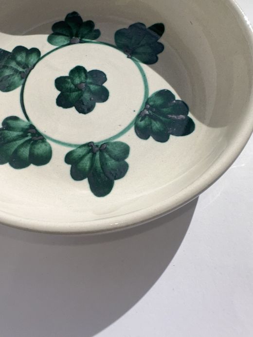 Ensaladera de cerámica pintada a mano