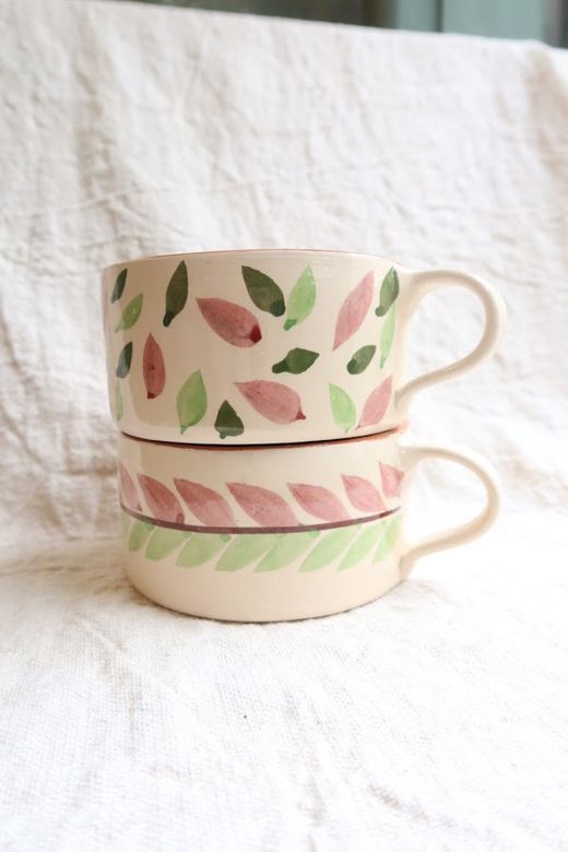 Juego de dos tazas pintadas a mano con hojas en color verde y rosa