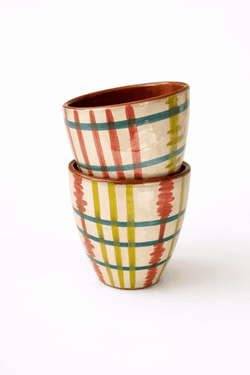 Juego de dos vasos de cerámica pintados a mano