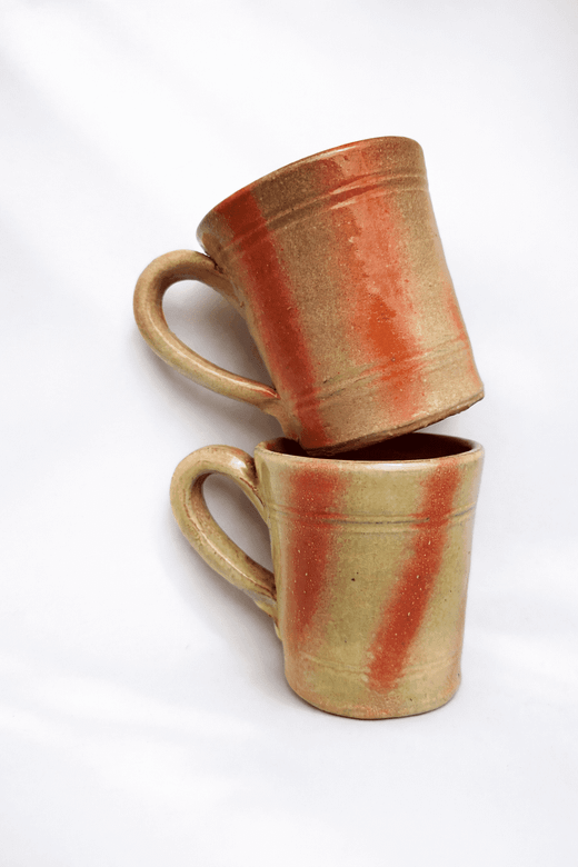 Juego de tazas de cerámica en tonos rojos y amarillos