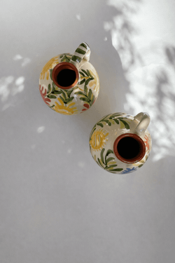 Pequeños jarroncitos decorativos pintados a mano