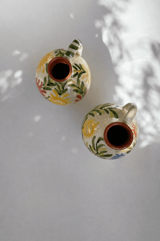 Pequeños jarroncitos decorativos pintados a mano