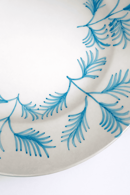 Plato bajo pintado a mano en tonos azules
