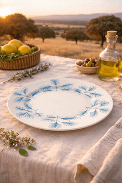 Plato bajo pintado a mano en tonos azules