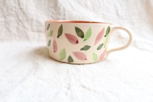 Preciosa taza con motivos de hojas pintadas a mano