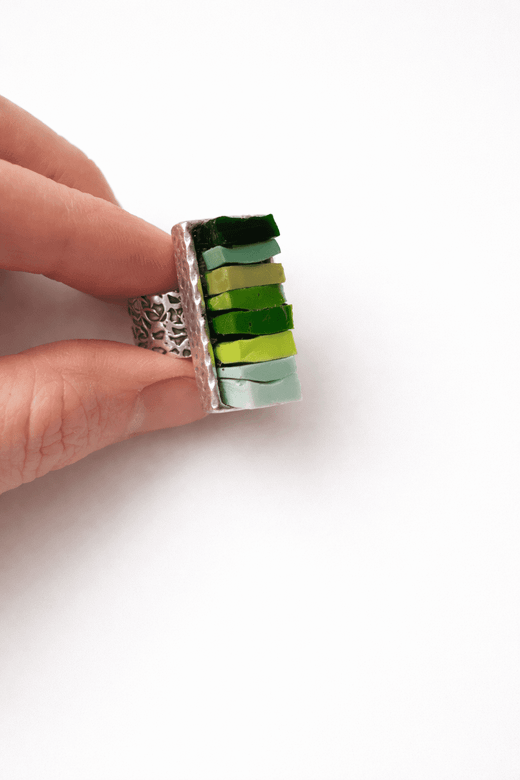 precioso anillo de piedra en tonos verdes