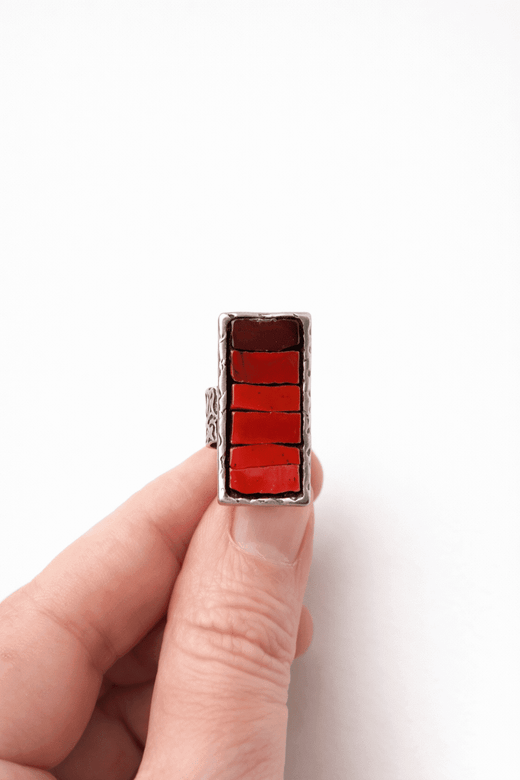 Precioso anillo de piedras naturales en tonos rojos