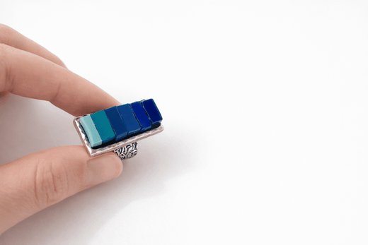 precioso anillo en piedra de diferentes tonos de azul